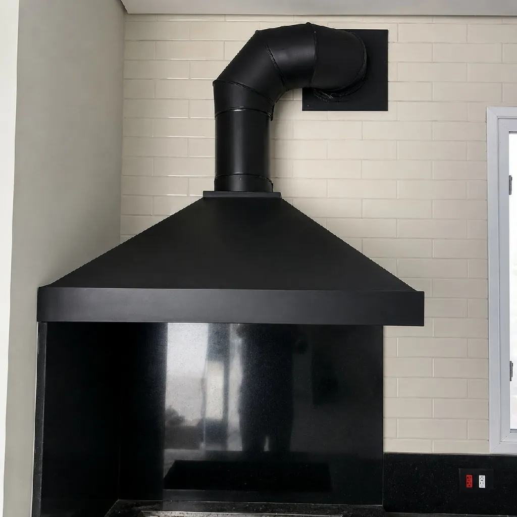 Coifa metálica instalada em área gourmet