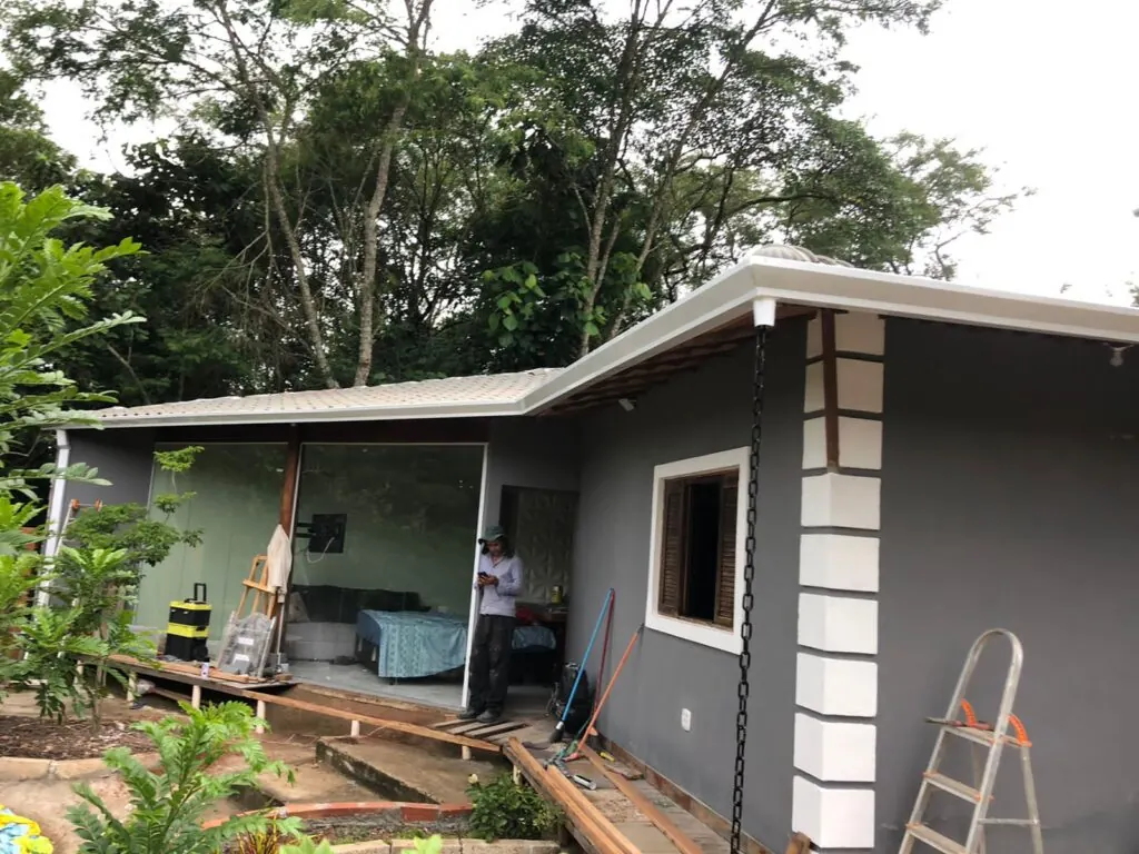 Calha instalada em residência cercada por área verde
